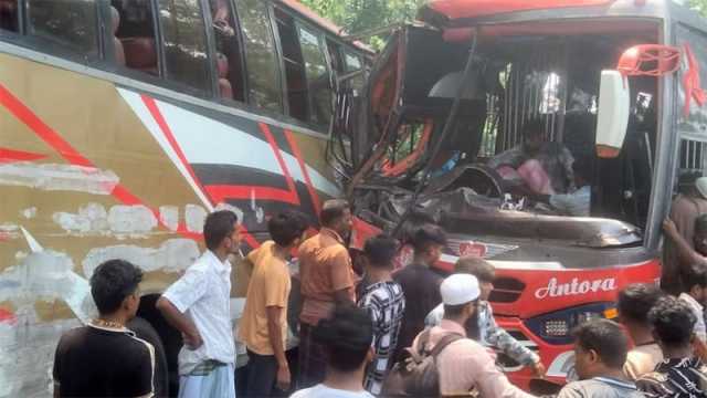 পাশাপাশি কবরে বাবা ও দুই ছেলে, পরিবারে মাতম
