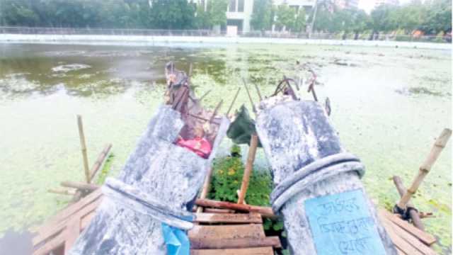 ভাঙা হলো ভাস্কর্য ‘অঞ্জলি লহ মোর’