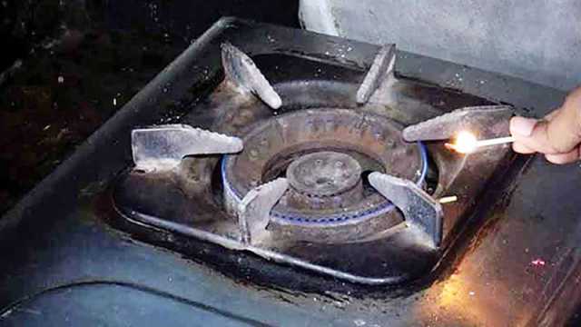 চুলা জ্বলছে না, চলছে না কারখানাও