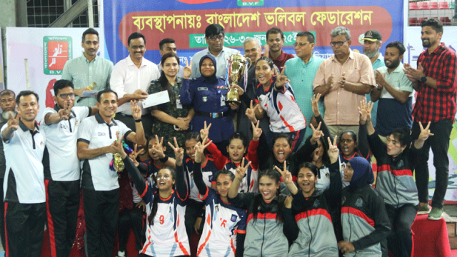 ভলিবলে সেরা নৌবাহিনী এবং পুলিশ