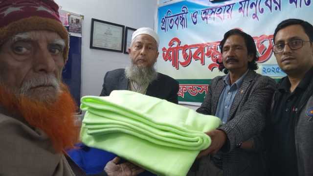 মিরপুরে শতাধিক শীতার্তকে কম্বল উপহার