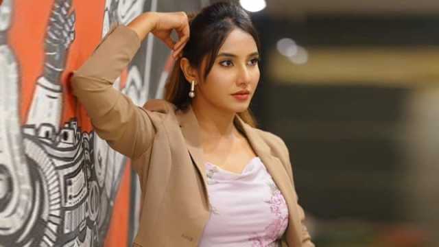 চেনা-অচেনা মানুষের ভিড়ে মিশে যাওয়ার চেষ্টা করি: ফারিন