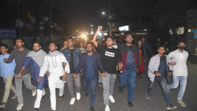 মঞ্চে ছাত্র প্রতিনিধির চেয়ার না রাখায় অনুষ্ঠান বয়কট, বিক্ষোভ