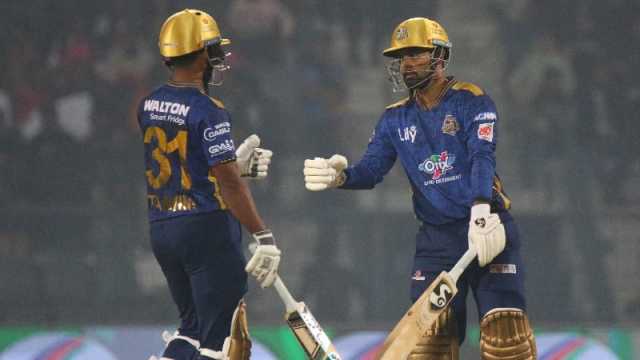 রেকর্ড রান করে রেকর্ড জয় ঢাকার 