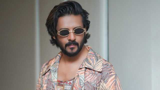 আব্বাস হয়ে উঠলেন গোলাপ