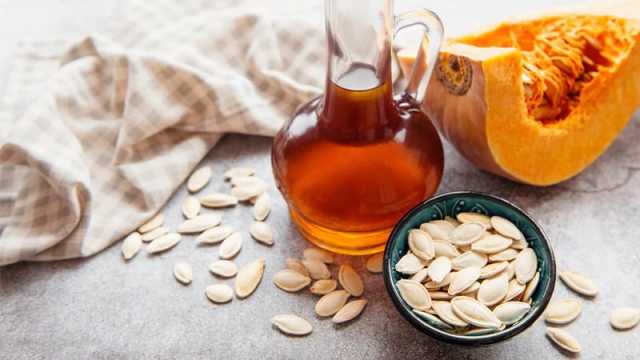 পাতলা চুল ঘন করবে মিষ্টি কুমড়ার বীজের তেল! 