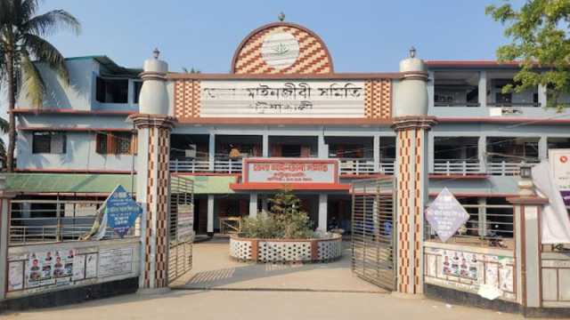 পটুয়াখালীর আদালত চত্বরে আসামিদের ইট দিয়ে পা থেতলে দিয়েছে বাদীর লোকজন