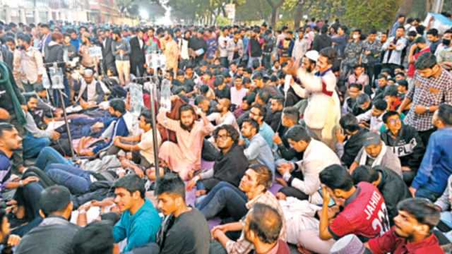 মন্ত্রণালয়ের আশ্বাসে ৩৫ ঘণ্টা পর অনশন ভাঙলেন শিক্ষার্থীরা