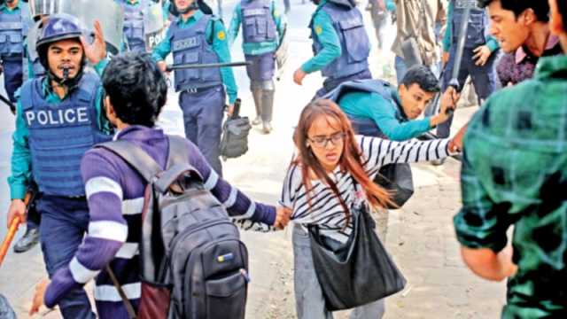 ছাত্র-জনতার মিছিলে পুলিশের লাঠিপেটা