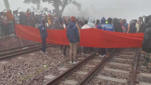 ট্রেনের যাত্রা বিরতির দাবিতে রেলপথ অবরোধ