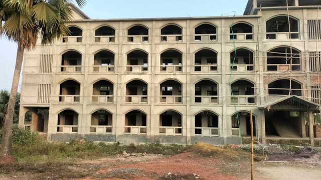 সময় বাড়িয়েও ভবনের কাজে অগ্রগতি নেই