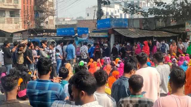 ১২ দফা দাবিতে শ্রমিকদের সড়ক অবরোধ