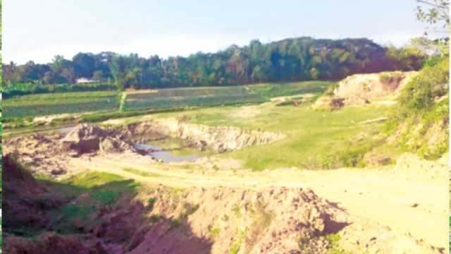 সড়ক ও নদীর পার কেটে মাটি বিক্রি