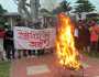 কুয়েটে ভিসির প্রতীকী চেয়ারে আগুন দিলেন শিক্ষার্থীরা